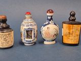 Plusieurs types de vases sont alignés sur un fond bleu