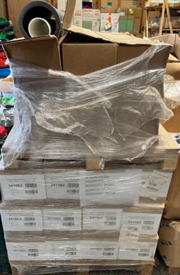 une grande pile de cartons empilés les uns sur les autres