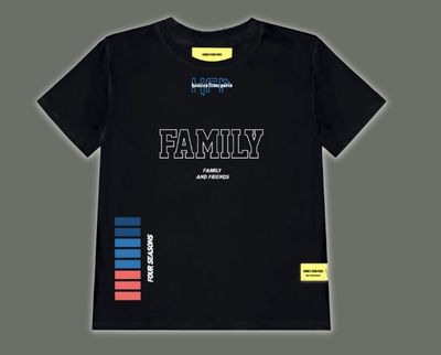 un t-shirt noir sur lequel est imprimé le mot « famille »
