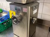 une machine posée sur le comptoir d'une cuisine