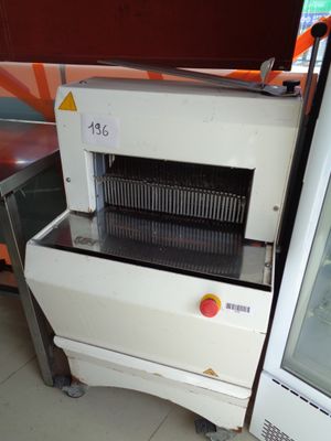 une image représentant une machine posée devant un réfrigérateur