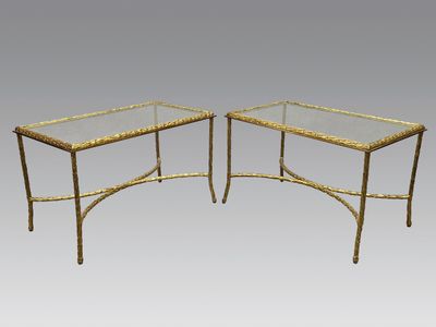paire de tables d'appoint en laiton et en verre