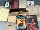 plusieurs livres sont empilés sur une table