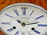 une horloge avec des chiffres romains sur le cadran