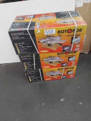 une pile de boîtes empilées les unes sur les autres
