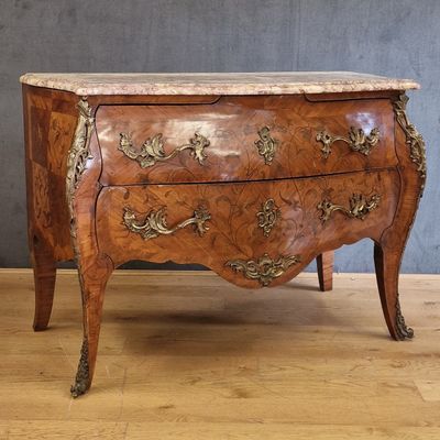 une petite commode avec un plateau en marbre