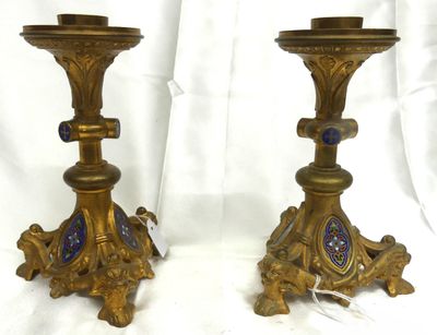 paire de bougeoirs anciens en laiton, ornés de motifs bleus et dorés