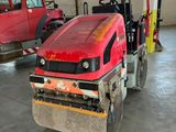une petite voiture rouge garée dans un garage