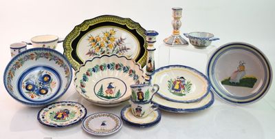 de nombreux types d'assiettes et de bols différents sur la table