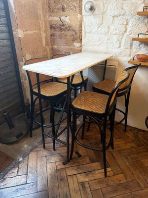 une table et des chaises dans une pièce aux murs en briques