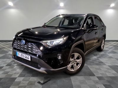 La Toyota RAV noire est garée sur un sol à damier