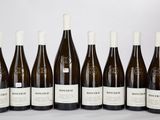 six bouteilles de vin sont alignées dans une rangée