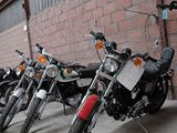 Plusieurs motos sont garées en rangée devant un immeuble