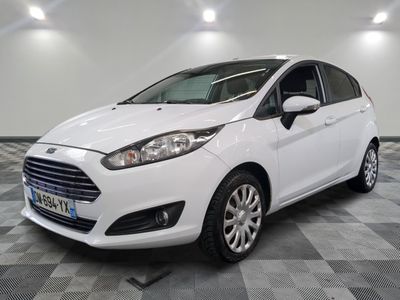 la ford fiesta blanche est garée dans une pièce au sol à carreaux
