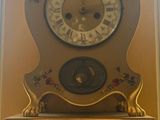 une horloge accrochée au mur d'un immeuble