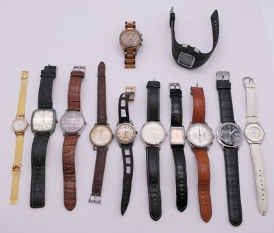 un grand nombre de montres posées sur une table