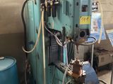 une machine bleue qui se trouve dans une pièce