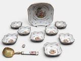 beaucoup d'assiettes et de cuillères posées sur une table
