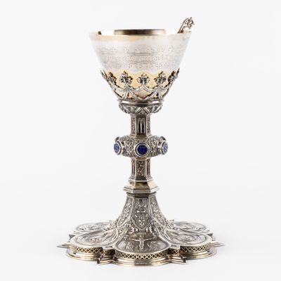 une coupe en argent surmontée d'une cuillère