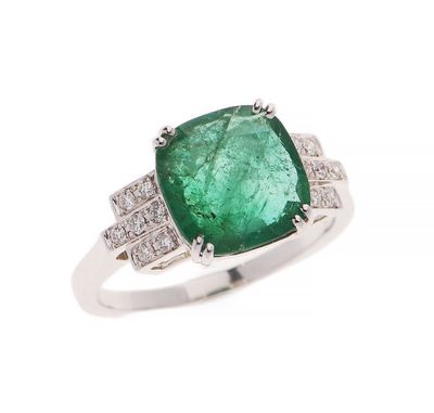 une bague en émeraude et diamant