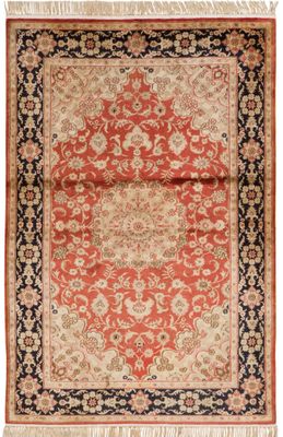 un tapis orange et noir orné d'un motif en médaillon