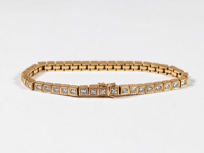 un bracelet en or serti de diamants sur fond blanc