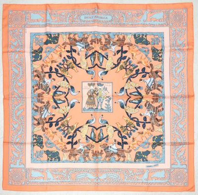 une écharpe carrée orange et bleue à motifs floraux