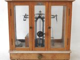 un coffret en bois contenant une horloge