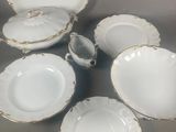 cinq assiettes et un bol posés sur une table