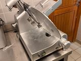 une machine posée sur le comptoir d'une cuisine