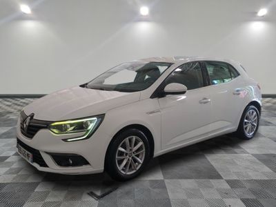 une voiture blanche est garée dans une pièce au sol à carreaux