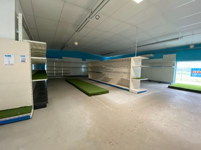 Un ensemble de 155 rayonnages linéaires métalliques modulabl…