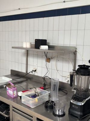 une cuisine équipée d'une cuisinière, d'un évier et d'un mixeur
