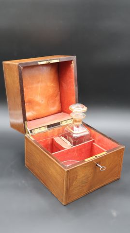 Coffret marqueté de filet de bois clair garni d’une carafe, une c...