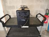 un petit chariot sur lequel est posée une petite machine