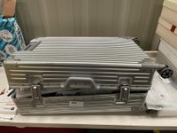 Une valise rigide argent (photo 3)
