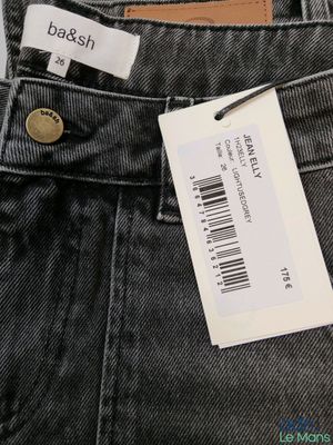 un gros plan sur l'étiquette d'un jean
