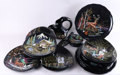 un grand nombre d'assiettes posées sur une table