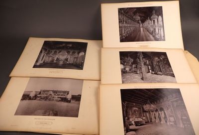quatre vieilles photos en noir et blanc montrant des personnes à l'intérieur d'un bâtiment