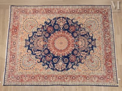 un tapis oriental orné d'un motif en médaillon posé sur un parquet