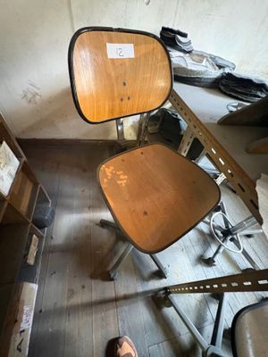 une personne debout devant un bureau avec une chaise