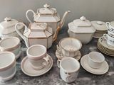 une table sur laquelle se trouvent de nombreuses tasses et soucoupes