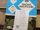 un livre posé sur un banc en bois, avec une voiture en arrière-plan