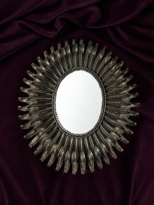 un miroir posé sur un tissu violet