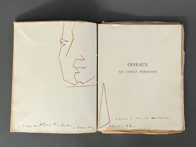 un livre ouvert sur lequel est dessiné le visage d'un homme