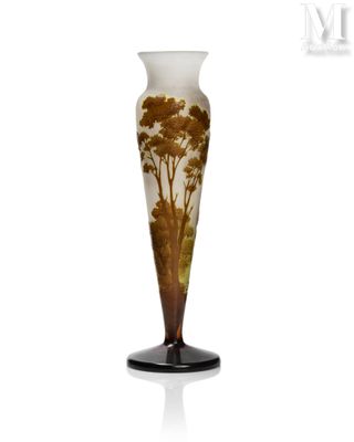 une image représentant un vase en verre orné d'arbres, sur fond blanc