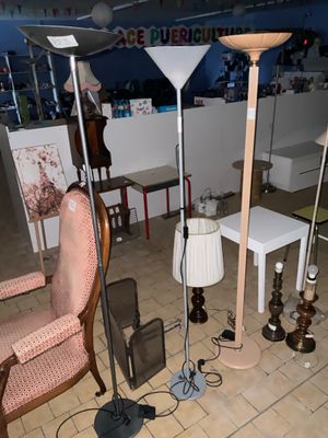 deux lampes et une chaise dans une pièce où se trouvent une table et des chaises