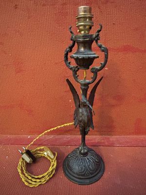 une lampe posée sur une table à côté d'un cordon