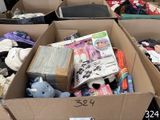 une boîte en carton remplie de jouets et d'autres objets