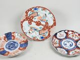 trois assiettes à motifs différents posées sur une surface blanche